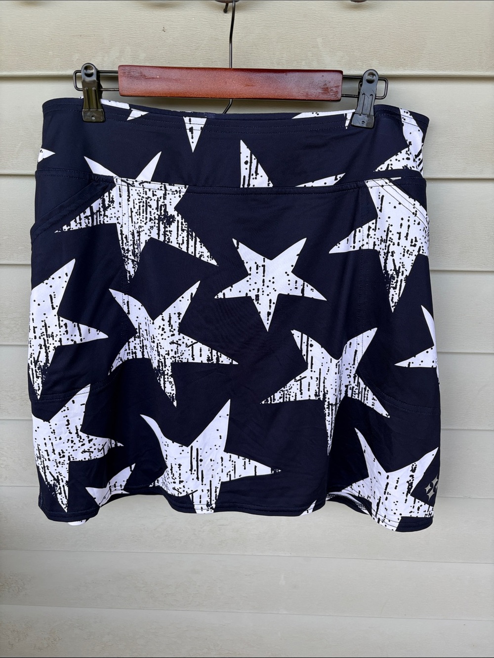 JoFit Women's Black and White Star Print Skirt.  Size large.